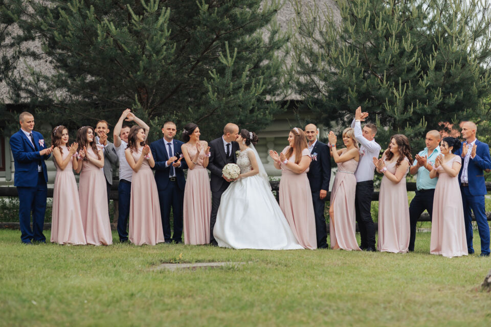 Adobe Stock -&nbsp; Photo d'illustration -&nbsp;Un mariage participatif permet d'impliquer vos invités en leur confiant des rôles symboliques tout en gardant le contrôle sur l'organisation pour une célébration conviviale et équilibrée.