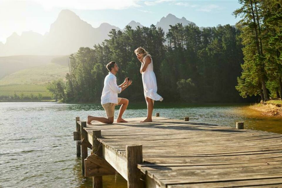 Adobe Stock - Photo d'illustration - Un moment magique et authentique, partagé uniquement entre vous et votre amour, où chaque mot et chaque geste prennent une signification profonde. Parce que parfois, l'émotion pure et la simplicité d'un instant intime valent bien plus que tout le faste et l'agitation.