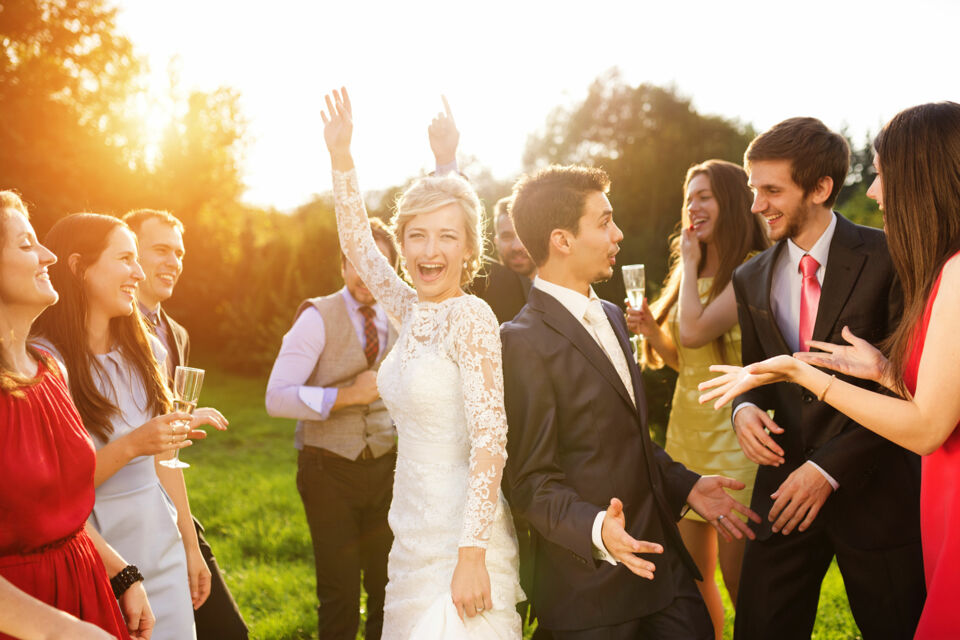 Adobe Stock - Photo d'illustration - Valoriser la participation de vos invités au succès de votre réception de mariage est une manière de les remercier et renforcer le sentiment d'appartenance et de partager des moments uniques avec vos proches.