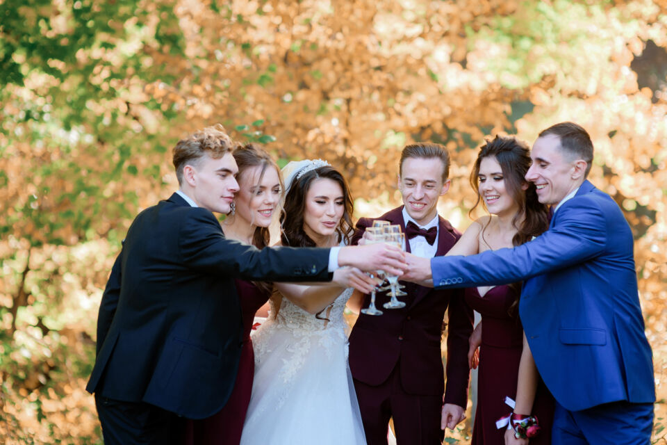 Freepik - Photo d'illustration -&nbsp;Un moment de complicité et de bonheur partagé : les jeunes mariés et leurs invités, unis dans l'organisation de ce mariage participatif, créant ensemble des souvenirs inoubliables.