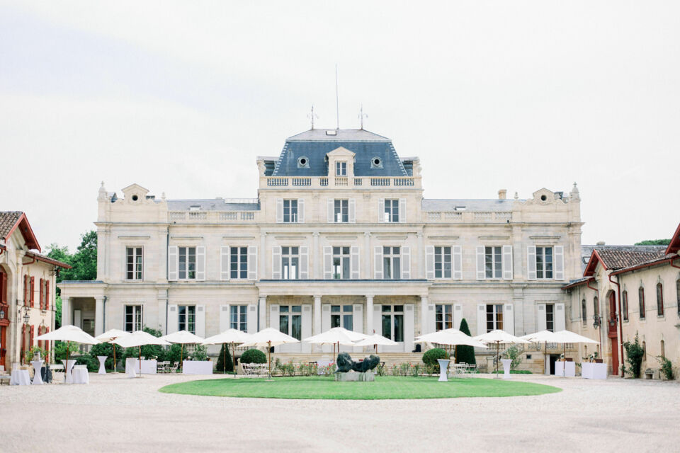 ABC Salles - DR - Entre vignes et bâtisses historiques, le Château Giscours vous accueille près de Bordeaux pour un mariage d’exception alliant charme champêtre, vin d’excellence et élégance sur mesure.