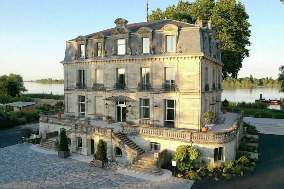 ABC Salles - DR - Offrez à votre mariage un cadre majestueux au Château Grattequina, près de Bordeaux, avec vue sur la Garonne, accès en bateau et réception jusqu’à 700 invités dans un écrin entre prestige et modernité.