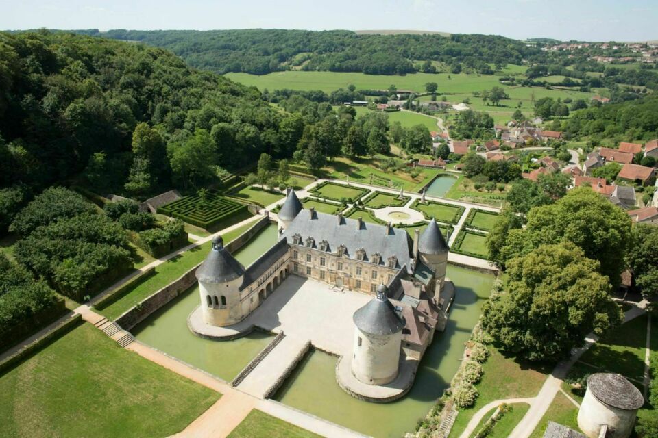 ABC Salles - DR - Célébrez votre mariage au Château de Bussy-Rabutin, joyau du XVIIe siècle en Bourgogne, et offrez à vos invités une réception raffinée dans un cadre historique et classé.