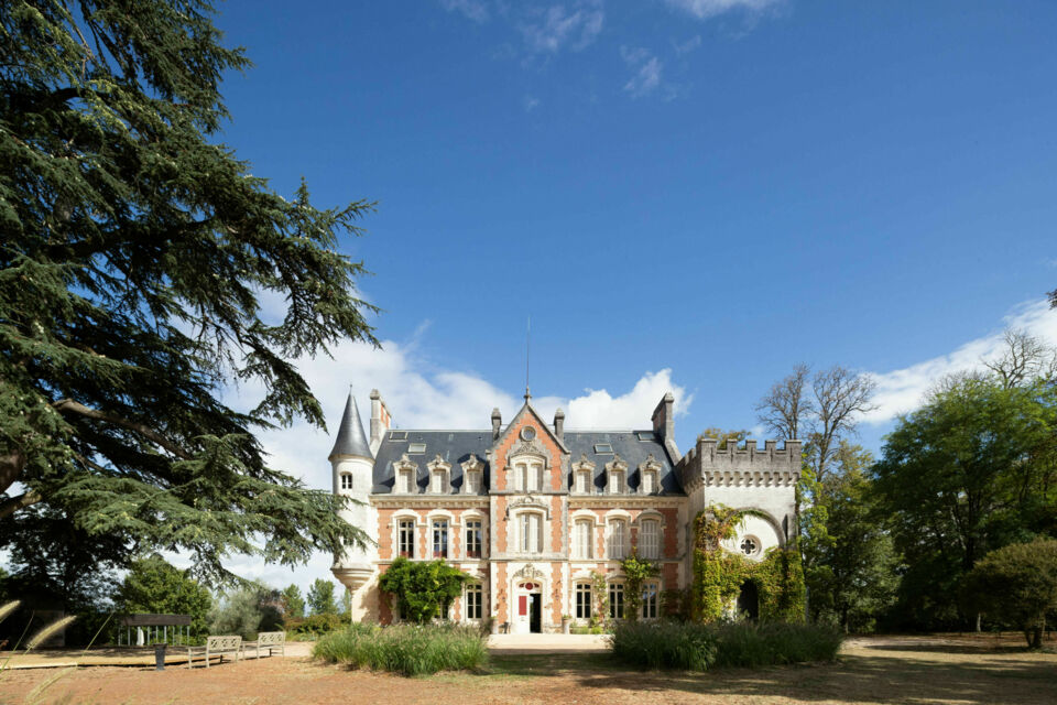 ABC Salles - DR - Organisez votre mariage près d’Angoulême au Château de la Pouyade, une élégante demeure du XIXe siècle alliant espaces modulables, nature et confort moderne pour un événement sur mesure.