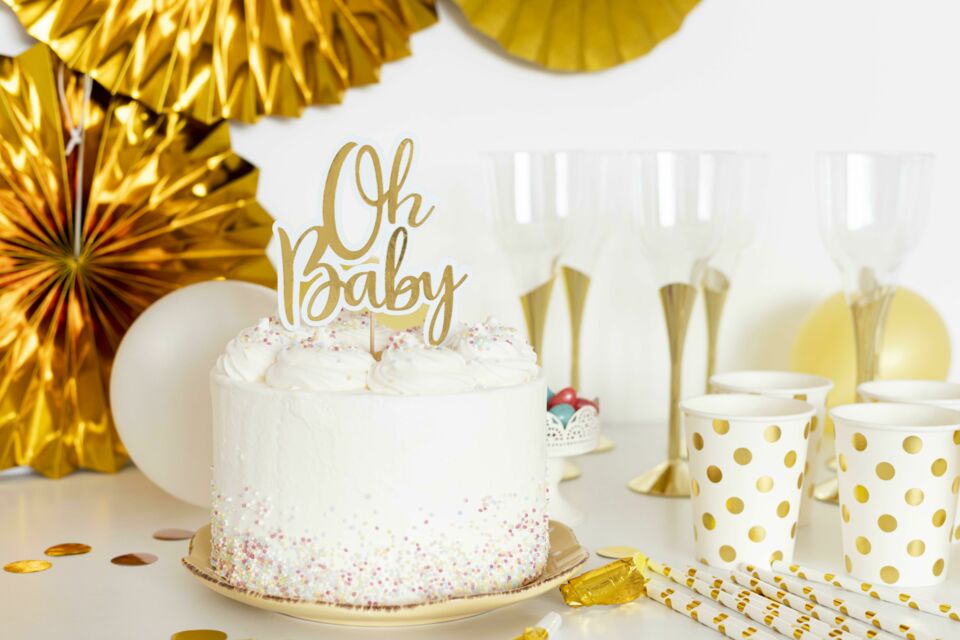 Freepik - Photo d'illustration - Découvrez la tendance de la name reveal party, un moment intime et créatif où les futurs parents révèlent le prénom de leur bébé lors d'une fête émotive partagée avec leurs proches.