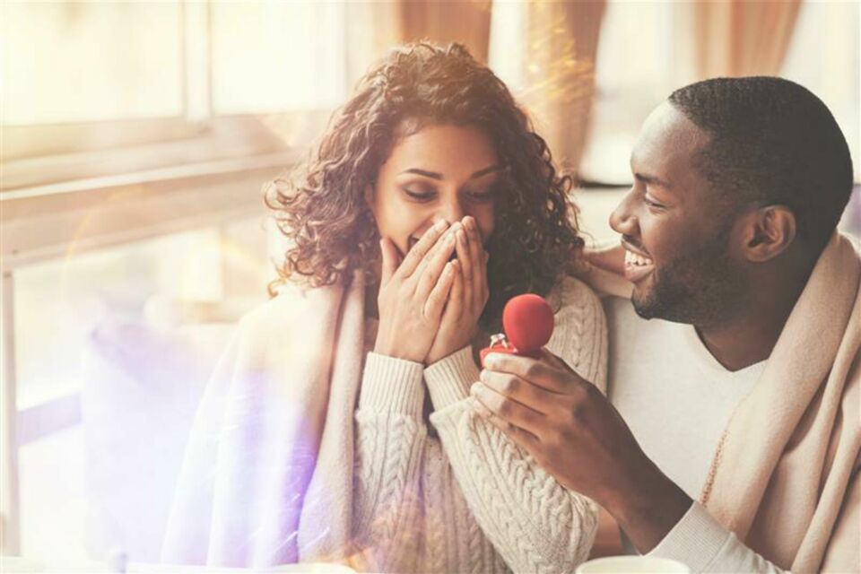 Adobe Stock - Photo d'illustration - Un moment suspendu dans le temps, une demande en mariage unique, marquée par l’amour et l’émotion pure. Le début d’une nouvelle aventure à deux, dans le lieu de vos rêves.