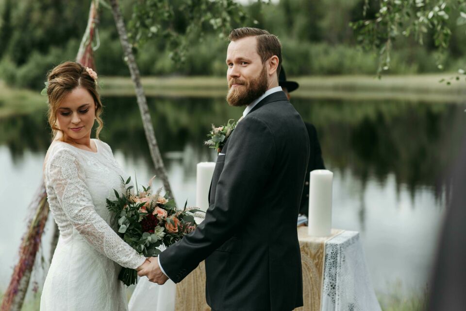 Freepik - Photo d'illustration - Les mariés entourés de leurs proches, chacun ayant contribué à l’écriture de leurs vœux de mariage, symbolisant l'unité et l'émotion partagée pour cette journée unique.