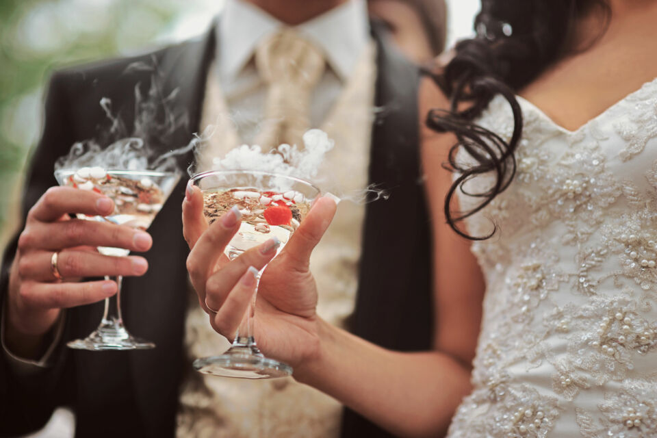 Adobe Stock - Photo d'illustration - Un cocktail de mariage est une réception conviviale entre la cérémonie et le repas, où les invités partagent boissons et amuse-bouches dans une ambiance détendue.