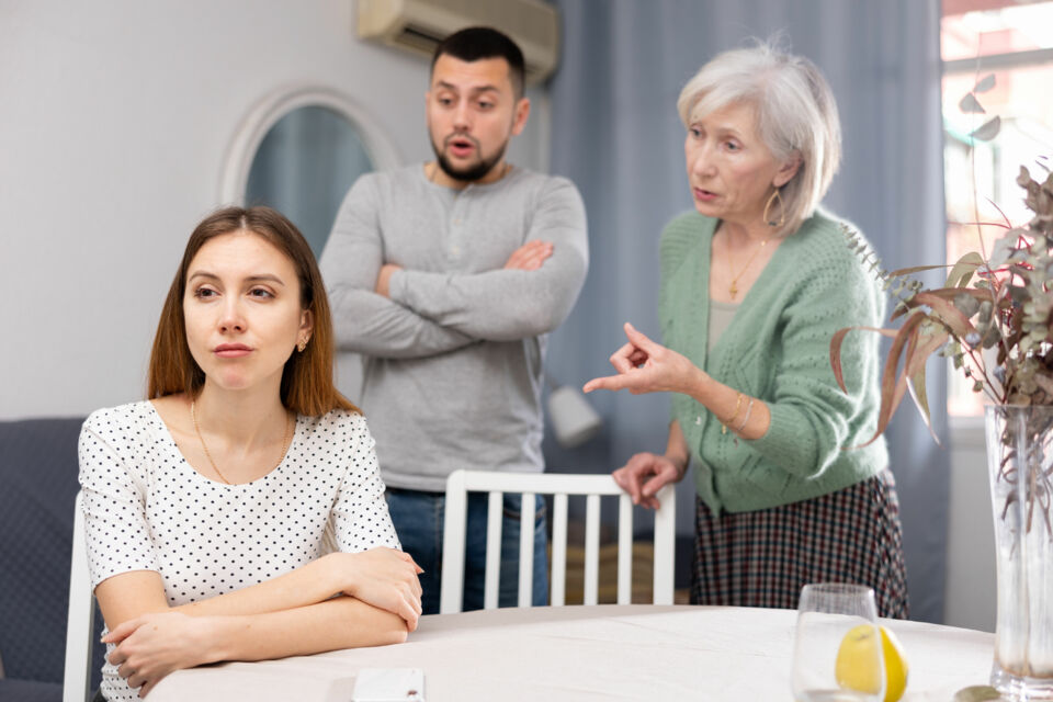 Adobe Stock -&nbsp; Photo d'illustration -&nbsp;&nbsp;Gérer une belle-mère intrusive pendant les préparatifs de mariage consiste à trouver le juste équilibre entre respect, fermeté et diplomatie pour préserver l’harmonie tout en gardant le contrôle sur l’organisation de son grand jour.