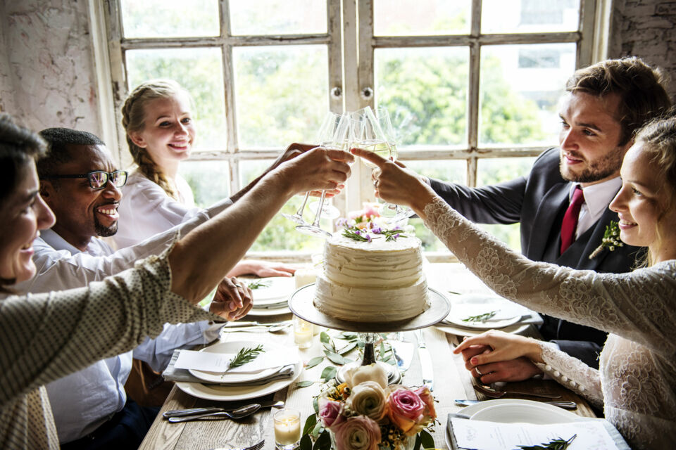 Freepik - Photo d'illustration - Le lendemain du mariage, un brunch décontracté entouré des proches, une manière parfaite de prolonger la magie de cette journée spéciale dans une atmosphère intime et conviviale.