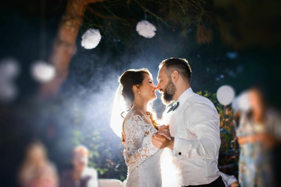 Adobe Stock - Photo d'illustration - Le mariage en semaine est une célébration nuptiale organisée un jour ouvré, souvent choisie pour sa flexibilité, sa disponibilité accrue des lieux et prestataires, ainsi que pour ses coûts généralement réduits par rapport aux mariages du week-end.