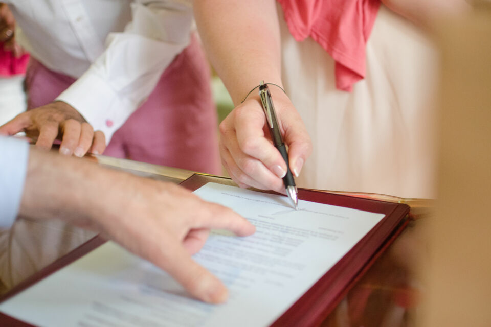 Adobe Stock - Photo d'illustration - En mai 2025, Emmanuel Macron propose une loi pour interdire le mariage aux étrangers en situation irrégulière, relancée par l’affaire du maire de Béziers, au cœur d’un débat sur immigration et droits fondamentaux.