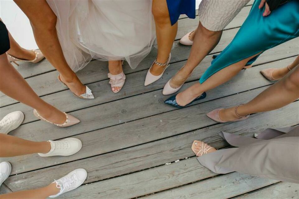 Adobe Stock - Photo d'illustration - Confort et élégance réunis pour les invités aux pieds sensibles : sélection de chaussures parfaites pour danser sans douleur jusqu’au bout de la nuit.