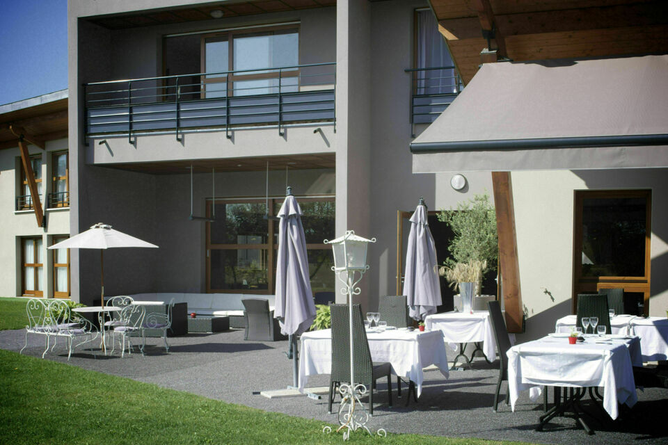 ABC Salles – DR - Un cadre verdoyant et un espace modulable pour tous vos événements. L’Auberge du Rhône, au cœur de la nature, vous accueille pour une réception intime ou un grand mariage.