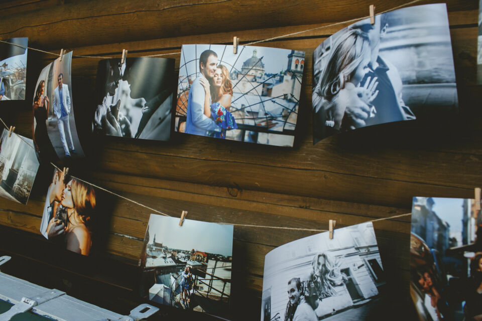 Adobe Stock - Photo d'illustration - Animation tendance : le mur de souvenirs, pour immortaliser les plus beaux instants de votre fête.