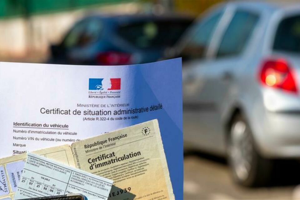 Adobe Stock - Photo d'illustration - Une carte grise à jour après le mariage : une formalité importante pour éviter des tracas administratifs. ABC Salles et ses équipes vous accompagnent dans l’organisation de votre réception de mariage.