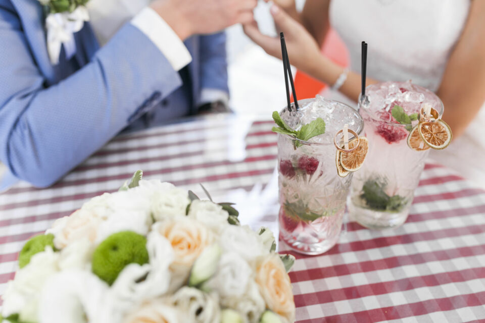 Freepik - Photo d'illustration - Le cocktail à deux s’impose comme un rituel moderne et gourmand, où les mariés créent ensemble un breuvage qui incarne leur harmonie et leur complicité