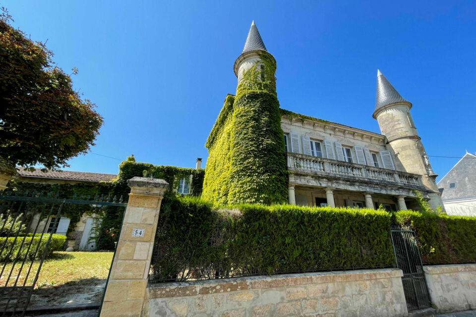 ABC Salles – DR - Magnifique demeure de caractère située à Saint-Christoly-Médoc en Gironde, Les Tourelles offre une expérience authentique et poétique au cœur de la campagne française et du célèbre vignoble médocain.