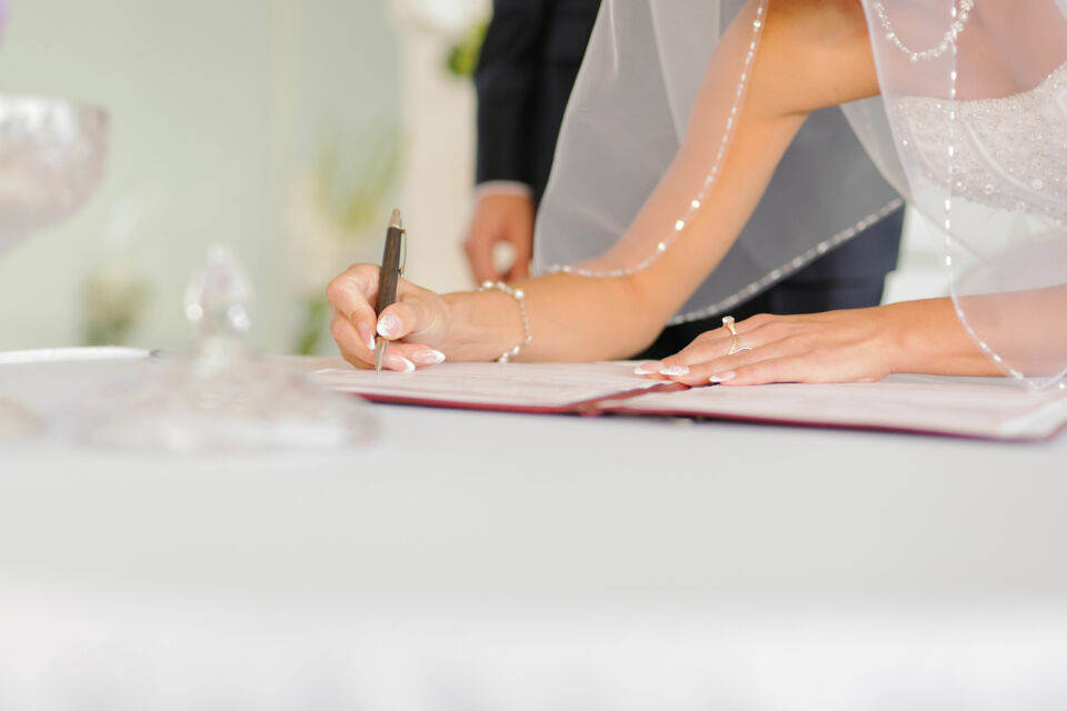 Adobe Stock - Photo d'illustration - La cérémonie de mariage à la mairie est partiellement gratuite, mais certaines dépenses peuvent s'ajouter selon les choix des mariés et l'organisation de l'événement.