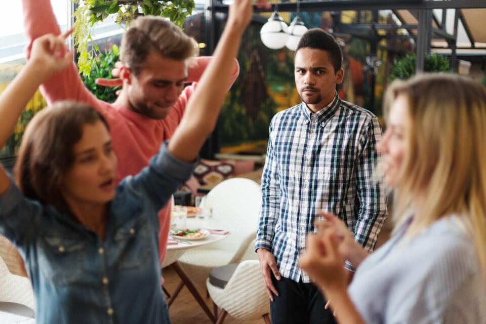 Adobe Stock - Photo d'illustration - Quand l’amour prend toute la place, la vie sociale vacille : de plus en plus d’adultes peinent à concilier vie de couple et amitiés, au risque de s’isoler ou de créer des tensions.