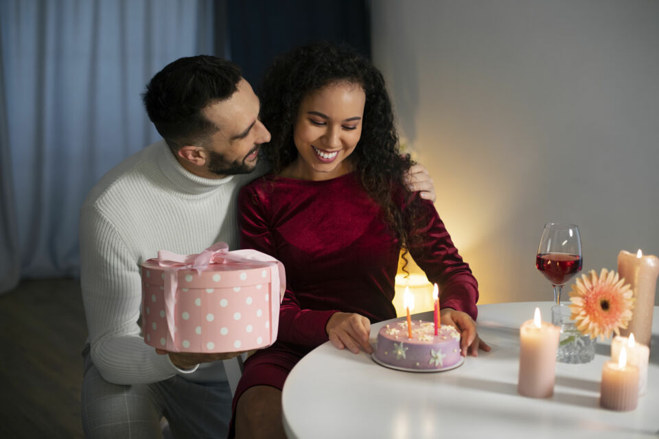 Freepik - Photo d'illustration -&nbsp;12 années de vie à deux, empreintes de douceur et de complicité. Les noces de soie méritent un cadeau symbolique et raffiné, à l’image de votre union.