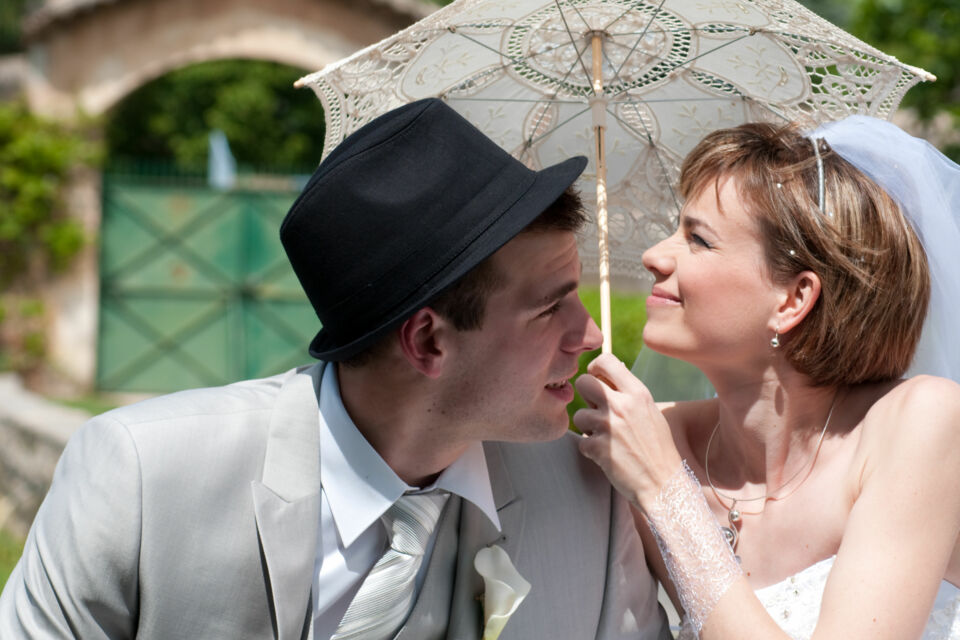 Adobe Stock -  Photo d'illustration -  Un mariage en extérieur sous une forte chaleur transforme l'événement en un défi climatique, où élégance et convivialité doivent composer avec soleil écrasant et températures étouffantes.
