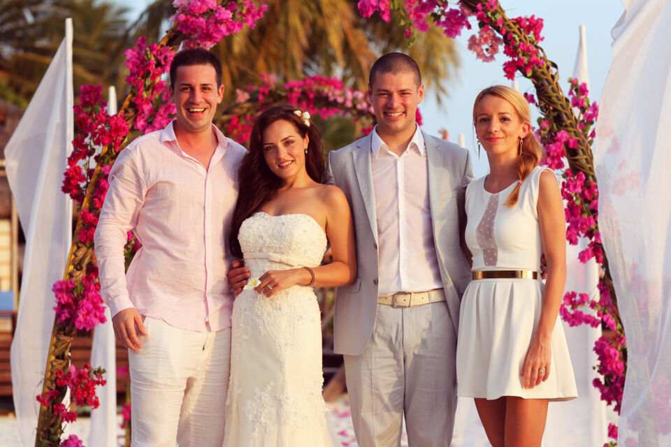Adobe Stock - Photo d'illustration - Les tenues de mariage en été allient élégance et légèreté, privilégiant des tissus fluides et respirants ainsi que des couleurs douces et lumineuses pour refléter la douceur de la saison.