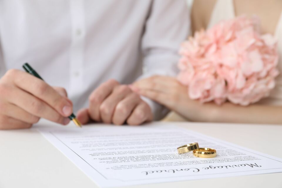 Adobe Stock -  Photo d'illustration -  L’audition à la mairie avant le mariage permet aux futurs époux d’exprimer librement leur consentement et de vérifier la sincérité de leur démarche auprès de l’officier d’état civil.