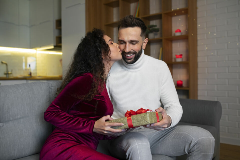 Freepik - Photo d'illustration - Étain, élégance et souvenirs partagés : 10 ans plus 5, c’est l’heure de célébrer vos noces d’étain avec des idées de cadeaux qui allient symbolique, complicité et raffinement.