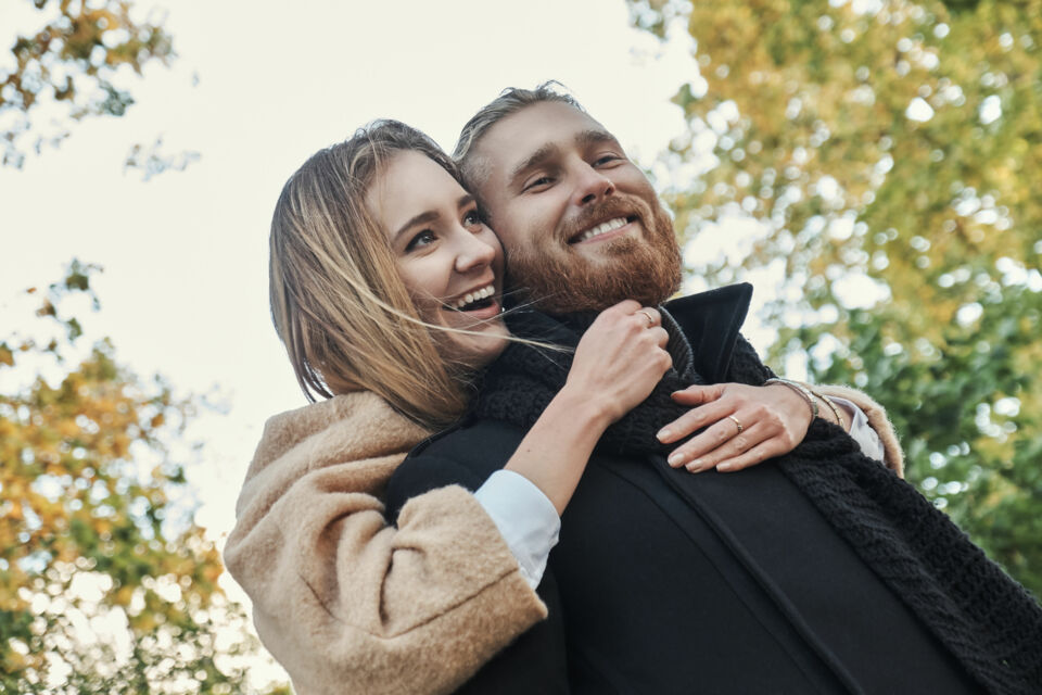 Adobe Stock- Photo d'illustration - Les noces de plomb célèbrent 14 ans de mariage, symbolisant la solidité, la résilience et la capacité du couple à traverser les épreuves de la vie main dans la main, avec une complicité renforcée par le temps.