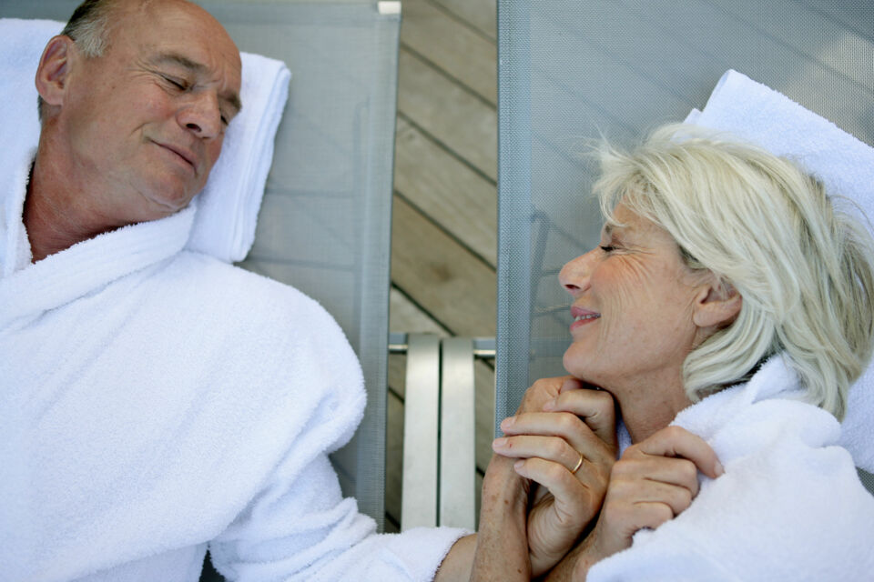 Adobe Stock- Photo d'illustration - Les noces de merisier, symbole d’un amour résilient et tendre, invitent à échanger des présents qui racontent une histoire. Chaque choix reflète la profondeur de cinquante-trois années partagées