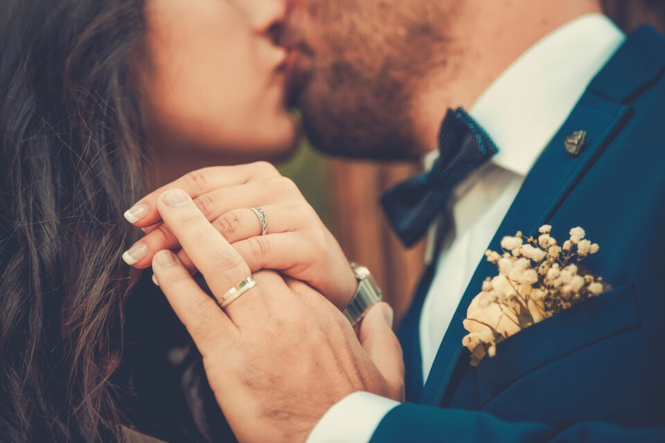 Adobe Stock – Photo d’illustration - Quand l’amour défie les chiffres dans une époque marquée par l’inflation, les mariages se réinventent. Entre cérémonies intimistes et rêves à crédit, faut-il vraiment être riche pour se dire oui ? 