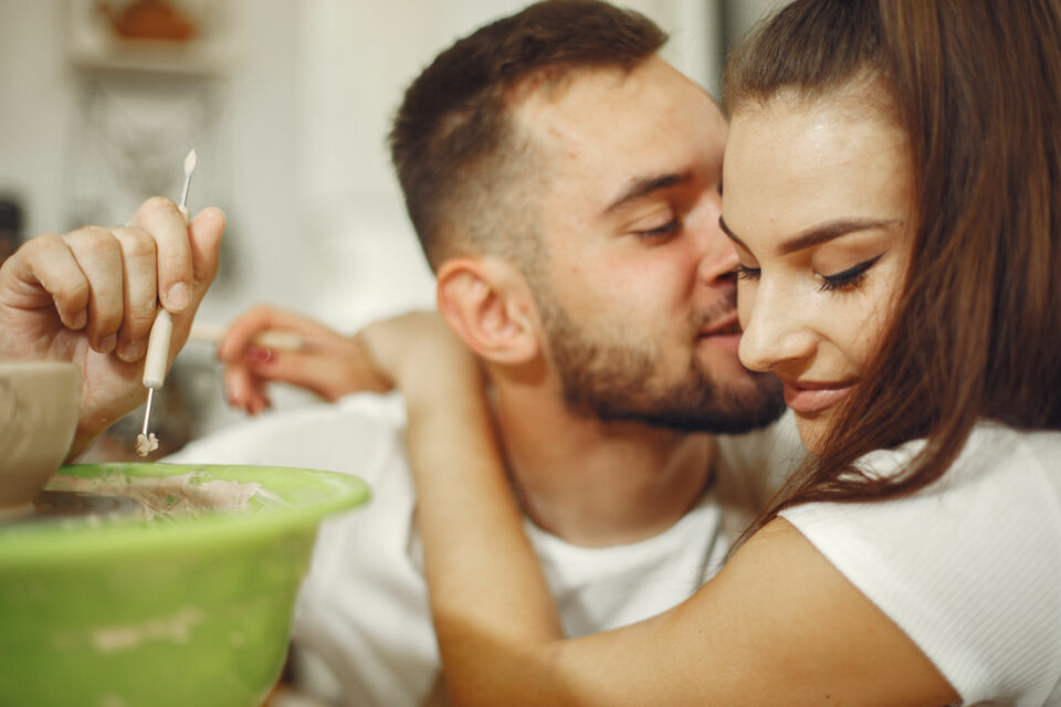 Freepik - Photo d'illustration - 4 ans d’amour, ça se fête à la lueur d’une bougie. Pour vos noces de cire, place à la tendresse, aux rituels symboliques… et à la lumière douce de votre histoire.