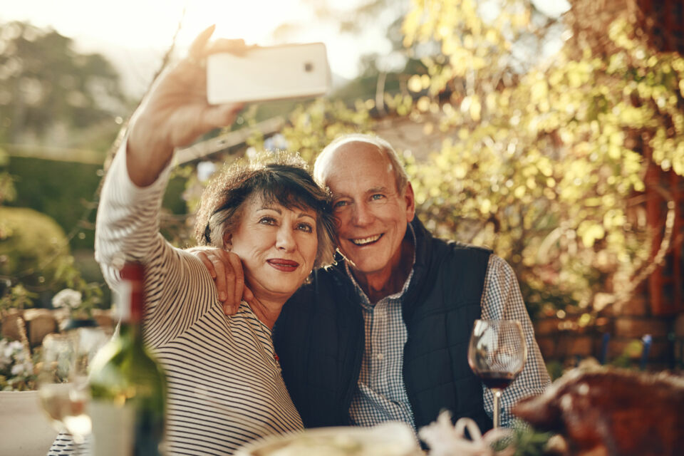 Adobe Stock - Photo d'illustration - Offrir un cadeau symbolique et raffiné, tel qu’un bijou orné d’améthyste ou une expérience précieuse à partager à deux, marque avec élégance la beauté et la signification des noces d’améthyste.
