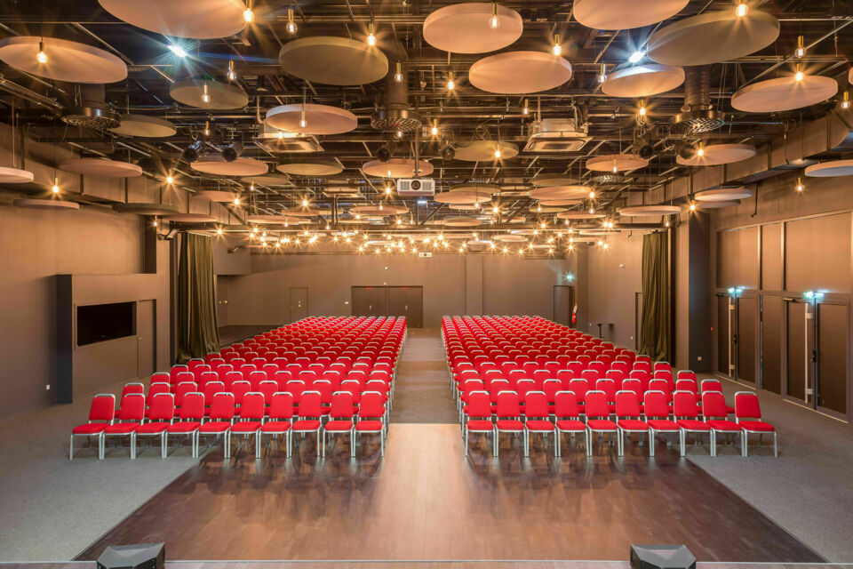 ABC Salles – DR - Stratégiquement situé au carrefour de trois départements – la Vienne, l’Indre et l’Indre-et-Loire – le Casino de La Roche-Posay vous ouvre ses portes avec une nouvelle salle de spectacle, entièrement équipée en matériel son et lumière, prête à accueillir tous types d’événements dans un cadre exceptionnel.