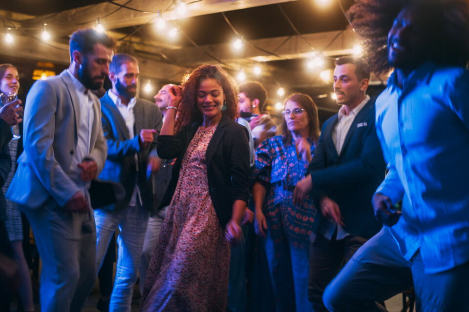Adobe Stock - Photo d'illustration - Oser danser sans complexe lors d’un événement, c’est possible ! Avec quelques astuces simples, même les plus timides peuvent briller sur la piste et profiter pleinement de la fête.