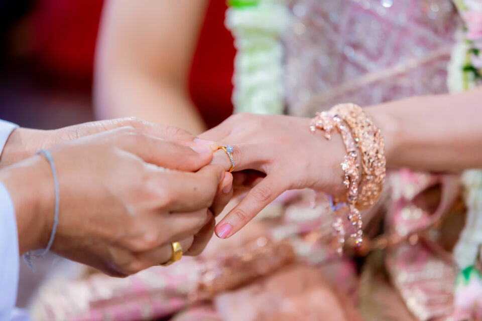 Adobe Stock -  Les fiançailles au Moyen-Orient symbolisent humilité et dévotion, où le fer incarne la force et la simplicité, tandis que l’or représente la prospérité et l’engagement éternel, unissant tradition et spiritualité.