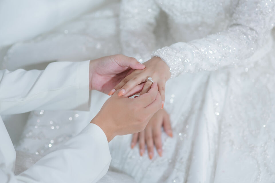 Adobe Stock - Photo d'illustration - Un engagement sincère entre deux âmes, célébré dans le respect des traditions et sous le regard bienveillant des familles.