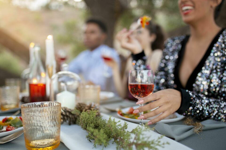 Freepik -&nbsp; Photo d'illustration -&nbsp;&nbsp;Des lumières tamisées, une décoration élégante, un fond musical subtil et des conversations animées, réussir l'organisation de son welcome dinner repose sur une planification minutieuse et une attention aux détails