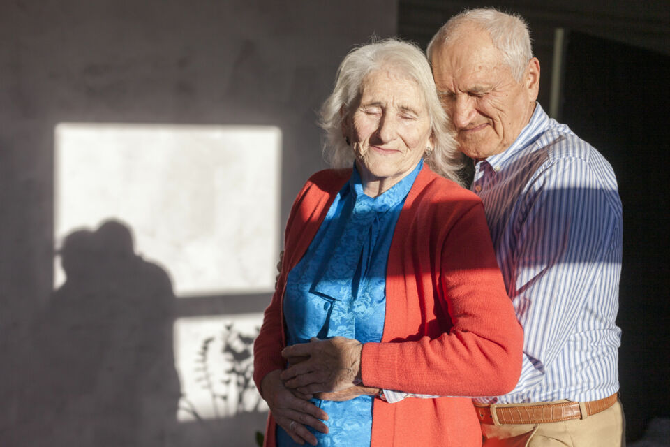 Freepik - Photo d'illustration - Les cadeaux pour les noces de sienne reflètent la profondeur et la stabilité du lien conjugal, prenant souvent la forme d’objets raffinés et intemporels, empreints de sens et de souvenirs partagés.