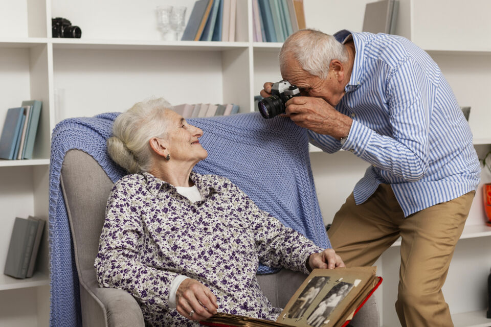 Freepik - Photo d'illustration - Célébrer 98 ans d’union, c’est rendre hommage à une histoire d’amour exceptionnelle ! Pour vos noces d’if, marquez cet événement rare avec des présents empreints de symbolisme et d’émotion.