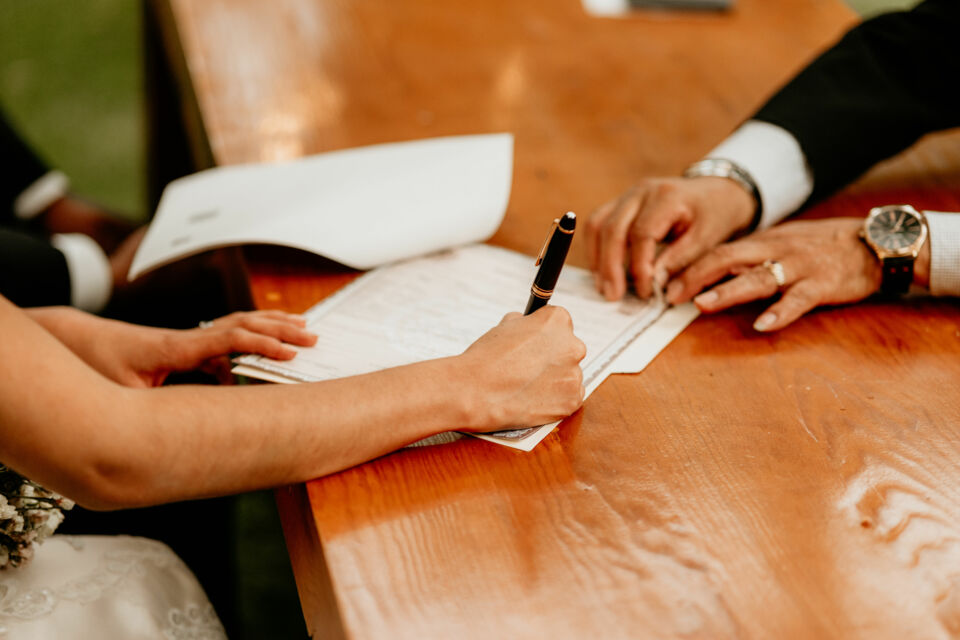 Adobe Stock - Photo d’illustration - Signé devant un notaire, le contrat de mariage est un acte juridique qui définit le régime matrimonial des époux, précisant la gestion des biens et les règles en cas de divorce ou décès.
