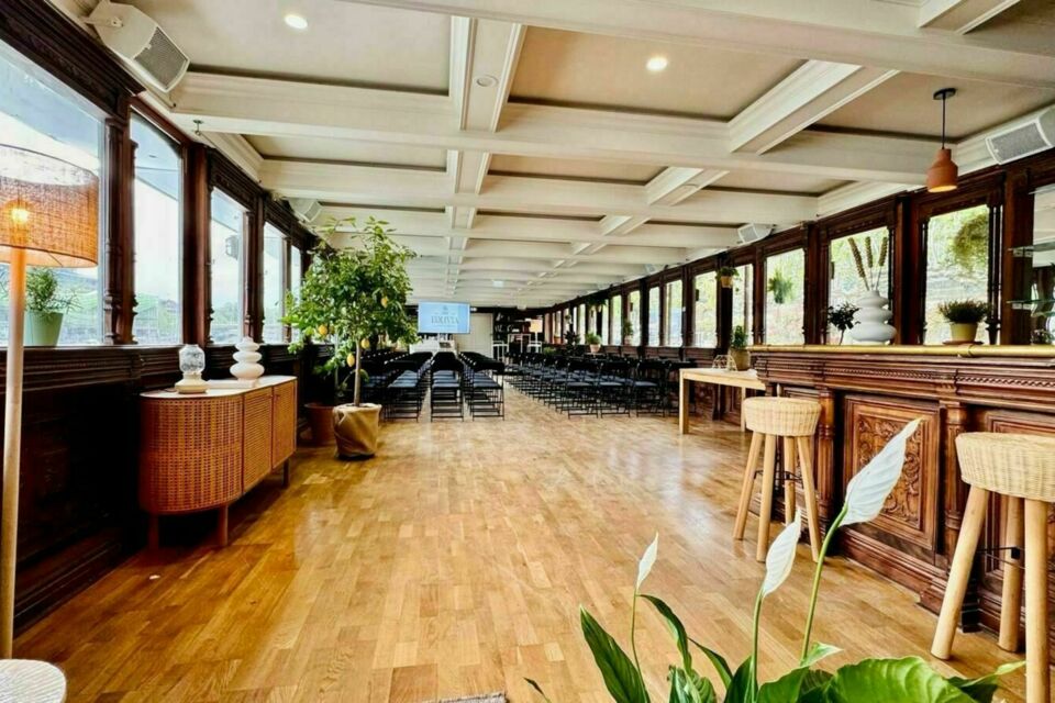 ABC Salles – DR - L’Olivia, bateau événementiel chic sur la Seine, offre rooftop, terrasses et salons raffinés pour des réceptions uniques en plein cœur de Paris.