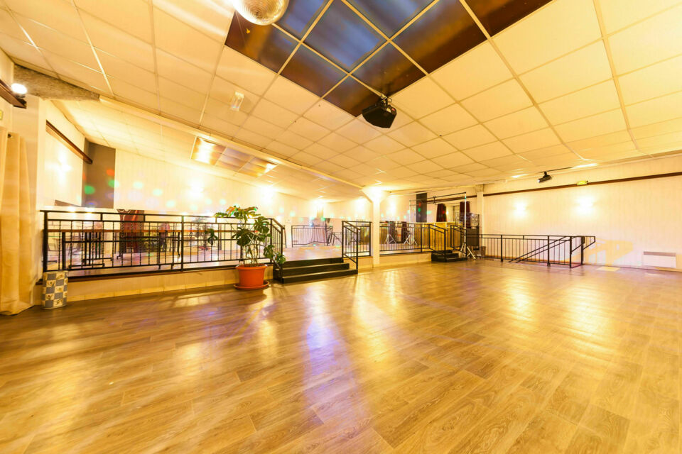 ABC Salles – DR - La Sologne, salle élégante à Roissy-en-Brie, combine espace moderne, terrasse arborée et prestations flexibles pour des événements sur mesure.