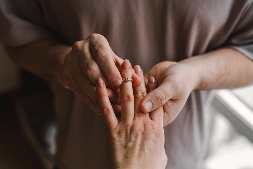 Adobe Stock -  Photo d'illustration -  Adobe Stock -  Photo d'illustration -  Les fiançailles modernes privilégient l’authenticité et la complicité loin des traditions figées comme le fait de s'agenouiller pour faire sa demande en mariage. 