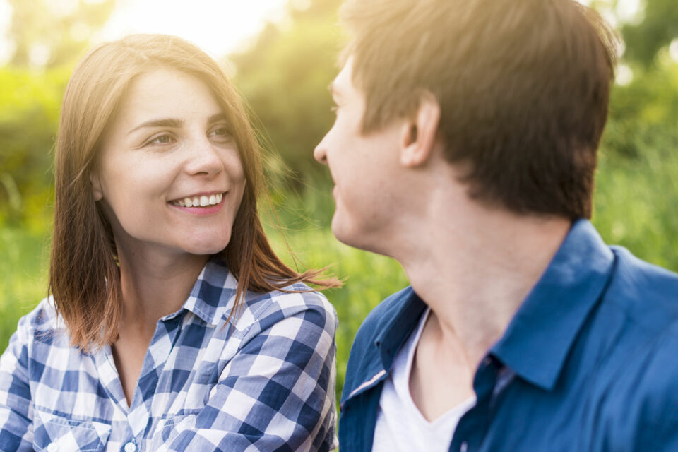 Freepik -&nbsp; Photo d'illustration -&nbsp;&nbsp;Lorsqu'une femme choisit de faire sa demande en mariage, elle renverse les attentes traditionnelles en affirmant son désir d'aimer et de s’engager selon ses propres terme