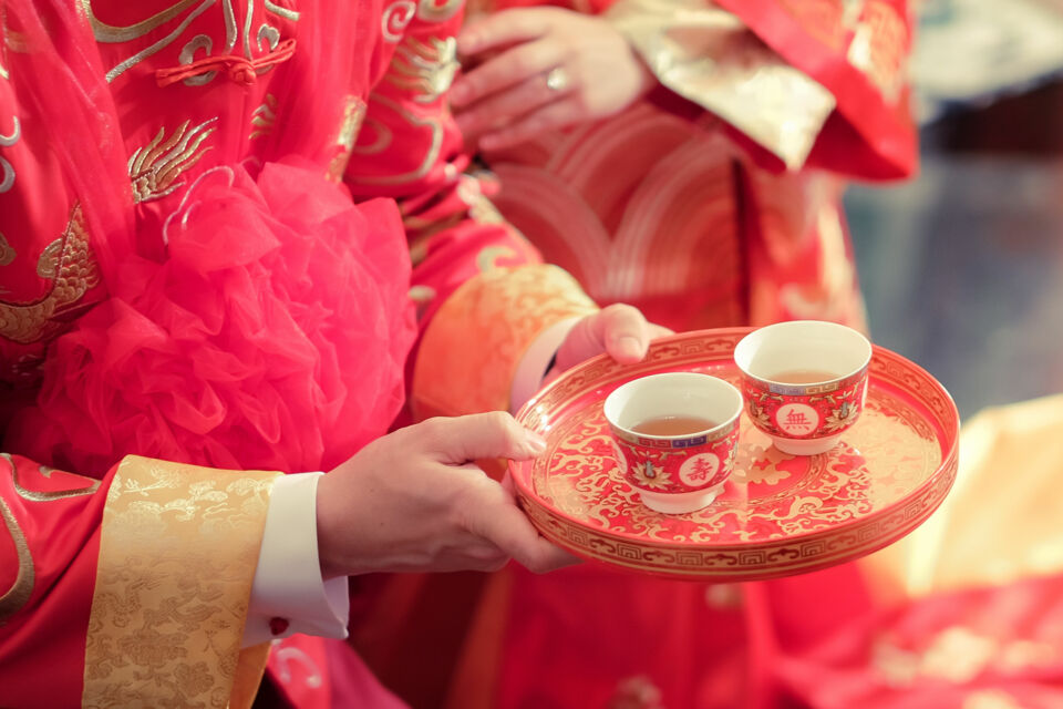 Adobe Stock -  Photo d'illustration -  Dans bien des cultures, le thé, le saké ou le feu ne sont pas de simples éléments : ils scellent l’engagement par leurs arômes, leurs flammes ou leurs silences, tissant autour des fiançailles un rituel à la fois intime et symbolique