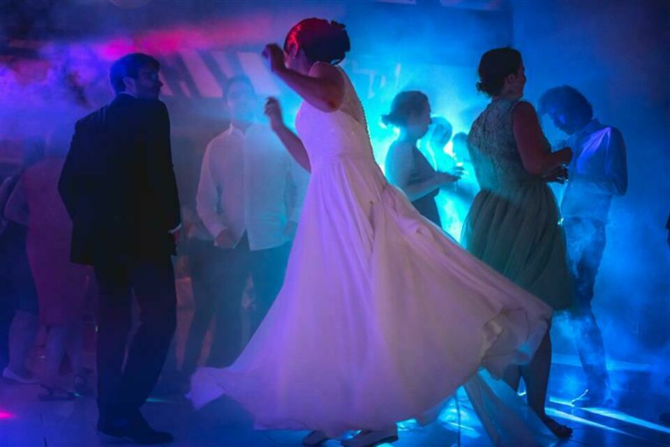 Adobe Stock - Photo d'illustration - Quand la musique unit les cœurs et fait vibrer chaque instant. Les mariés, leurs proches, la piste de danse… une seule énergie, un seul battement. Ambiance survoltée, rires partagés et souvenirs en cascade. C’est ça, une fête de mariage réussie !