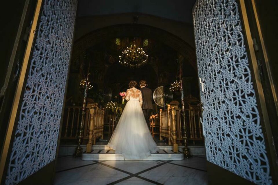 Adobe Stock - Photo d'illustration - Quelques notes suffisent pour faire chavirer les cœurs : la mariée entre, portée par la Marche nuptiale de Mendelssohn, solennelle et intemporelle.