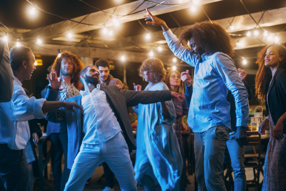 Adobe Stock -  Photo d'illustration -  Le phénomène des wedding crashers, popularisé par le cinéma, oscille entre mythe et réalité, certains invités s’invitant sans y être conviés pour profiter de l’ambiance festive et des buffets.